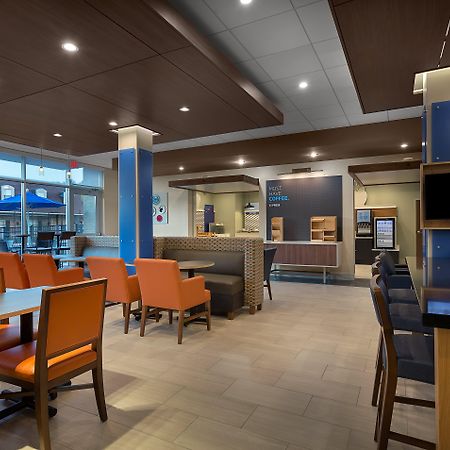 Holiday Inn Express & Suites - Fayetteville South By Ihg Экстерьер фото